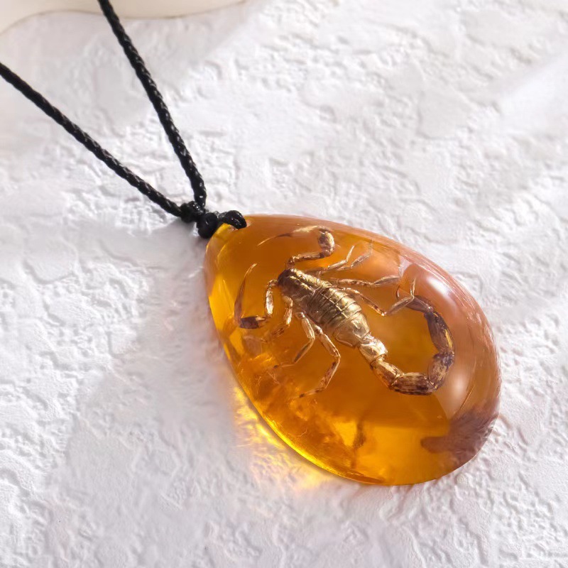 Retro Amber Pendant Necklace F - Resin Art Necklace recension och pris