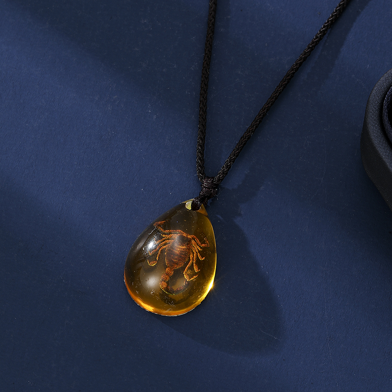 Retro Amber Pendant Necklace F - Resin Art Necklace recension och pris